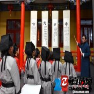 沈阳铁西华圣寺庙会设国学堂 讲师和学童着国学服