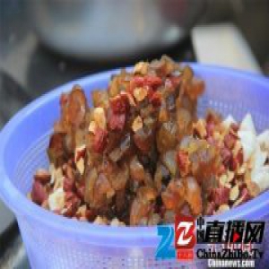 浙江宁海元宵年俗：游客进百家门吃“百家馏”