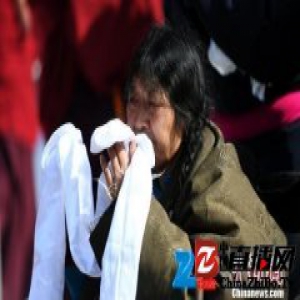 四川阿坝赛格寺举行晒佛仪式欢度“莫郎节”