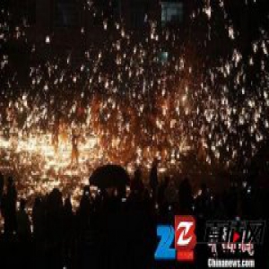 四川遂宁“铁水火龙”闹元宵