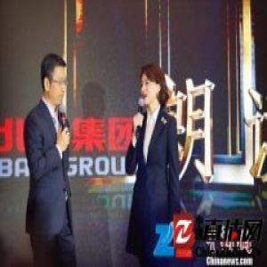 董卿首当制作人 携新节目《朗读者》亮相