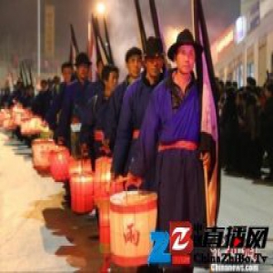 甘肃舟曲百年“转灯节”：百人“背灯踩字”祈福