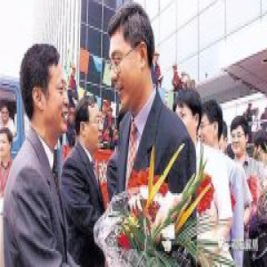 上海市委副书记援藏:1年乌发斑白 大把大把吃药