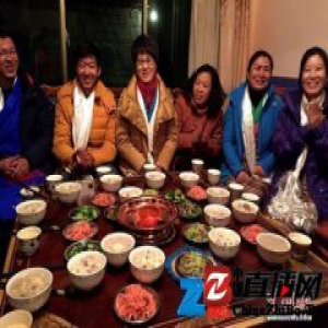 八方游客进藏家 体验别样藏历新年“古突”夜