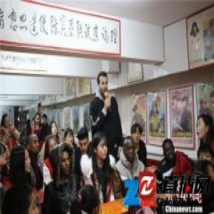 外国学子临摹雷锋日记 让雷锋精神无国界