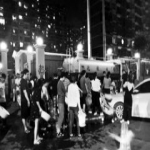 大兴区鸿博家园施工挖断水管 百余户居民停水一天