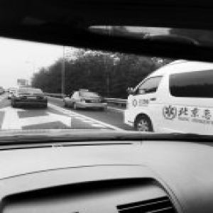 占用应急车道没让救护车 出租司机被罚200元扣6分