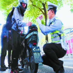 今起开查无标牌电动自行车上路 没挂标牌罚款20元