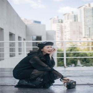 张雯秋日写真 黑色透视装彰显御姐风范