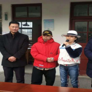 歌手周艳泓携手导演周永旗“明星支教公益行动”走进连云港