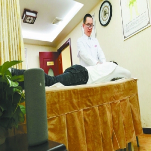 两位老主顾自掏腰包 为盲人按摩店装智能帮手