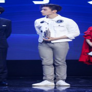 王子异获封时尚先锋艺人 新歌首唱尽显舞台魅力