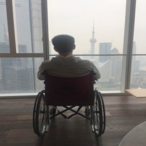 《原来你还在这里》李程彬意外出车祸带伤坚持拍戏