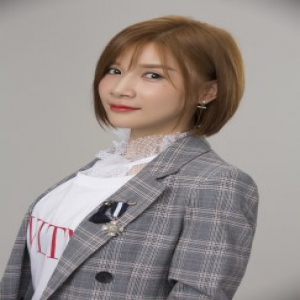 徐立青春系写真曝光 低眉浅笑元气满满