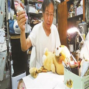 七旬老人建娃娃“医院”：修补娃娃也是治愈人心