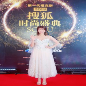 余玥优雅亮相时尚活动 印花纱裙仙气十足