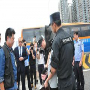 新昌公安抓获港籍逃犯 移交香港警方