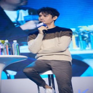 王凯周末连跑两场品牌活动 阳光稳重无缝切换