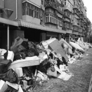 丰台建邦华府小区 垃圾堆了半年还没清