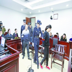 夫妻俩租借冒用他人医保卡开药转卖 均获刑6年