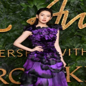 戚薇受邀出席英国时尚大奖 两套礼服美艳亮相国际舞台