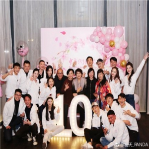 葛天参加同学会发感慨 长发白衣笑容开朗