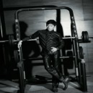 井柏然全新大片曝光 英伦风尚演绎时尚经典