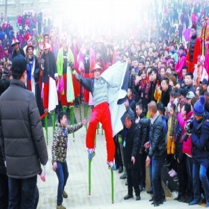 机场回迁居民新家门口逛庙会