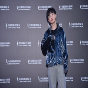 郑伟中国国际时装周看秀 “小戏骨”解锁时尚新标签