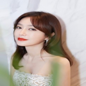 秦岚抹胸裙露香肩妩媚动人 唱《白月光》温柔甜美