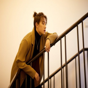 黄圣池新造型摩登雅痞 粉丝惊喜表示“过分帅气”