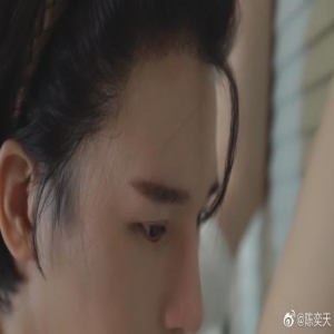 新上心机boy陈奕天 头发长了戴发箍也是不错的选择