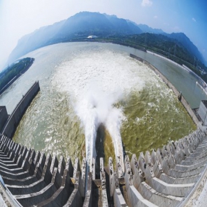 入库流量今年汛期首超3万立方米每秒 三峡水库开闸泄洪