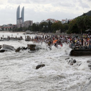 厦门：台风“白鹿”逼近 沿海风力逐渐增大掀起巨浪