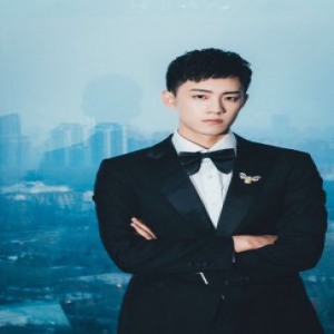 晏紫东亮相时尚集团活动 风度少年玩转经典时尚风