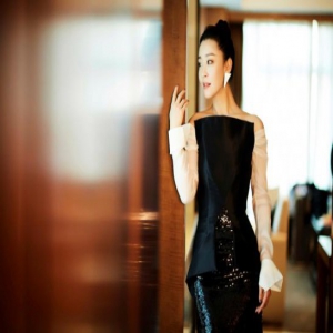 苗圃变身西装控 长发束起英气逼人