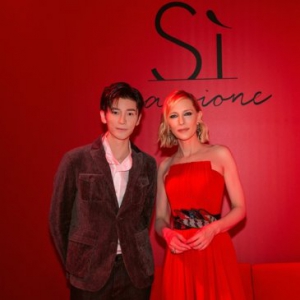 王嘉用流利英文追星成功 俘获“大魔王”芳心多角度自拍