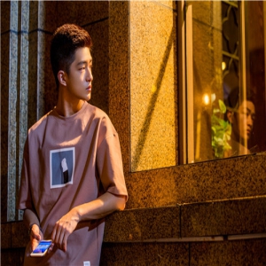 屈楚萧《二十岁》变身“熊孩子” 富二代转身痴情少年郎