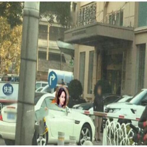 整容风波？杨紫现身整形医院原来是这样子的 看起来颇神秘