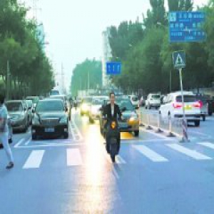 海淀区展春园西路 三条车道中两条停满车