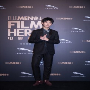 王钰威儒雅西装参加活动 演绎绅士风度