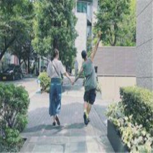 余文乐牵手妻子 六叔开心的像个孩子