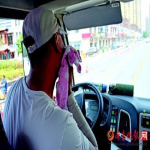 高温天 坐在时速5公里的绿化车里街头浇水保苗一个多小时