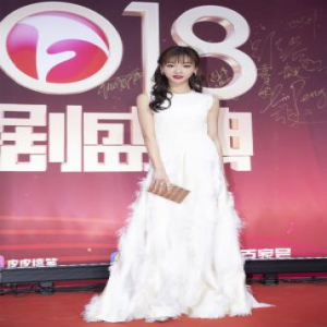 吴谨言白裙亮相红毯少女感十足 精致裙摆娇俏灵动