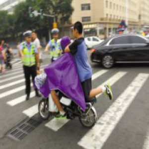 石家庄：闯红灯 逆行…… 行人不守交法也挨罚
