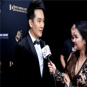 陆思宇亮相中美电视节 网友笑称：这回是真人不是灵魂了