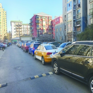 试点多种停车管理模式:居民自治 ＂挖出＂150停车位