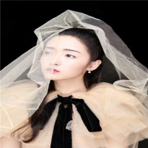孙嘉琪最新写真大片 透明蓬纱裙半遮面甜美秀蛮腰