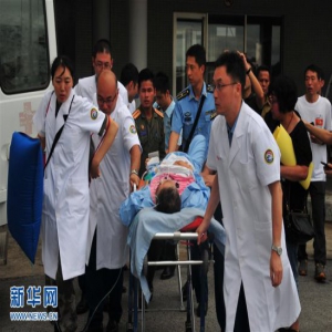 首批老挝车祸受伤中国游客回国