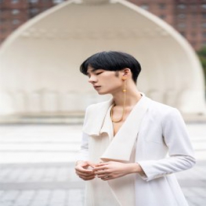 演员王泽宇秋日写真释出 率性潇洒仙气满满